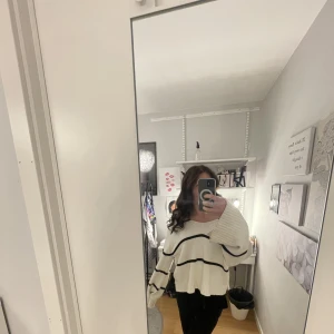 Randig stickad tröja - En V-ringad skön stickad tröja från lindex i bra skick. 💞🍁