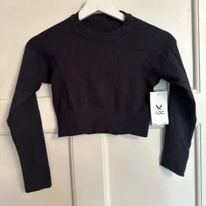 Träningstopp  - Så snygg träningstopp från SOC, helt oanvänd, prislapp kvar🖤 Nypris 399kr