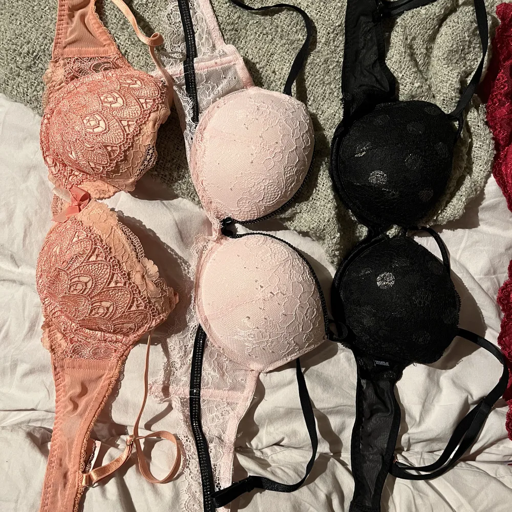 Fint skick på alla, Röd längst upp: 80 B Hunkemöller 2an: 75 A Lindex 3an: 70 C PINK 4an: 80 A New Yorker 5an: 75 B Hunkemöller 50kr styck eller alla för 150kr.. Övrigt.