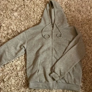 Sip huddie  - Sip huddie med mjukt nysit material som är parfekt till höst vinter och kalla sommarkvällar 