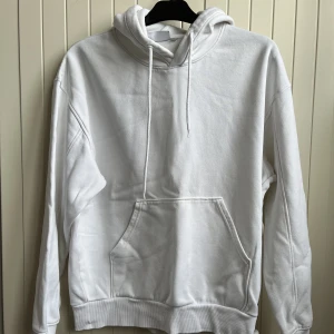 Weekday hoodie - Säljer slutsåld vit oversizedhoodie från Weekday! Knappt använd och bra kvalitet🌟