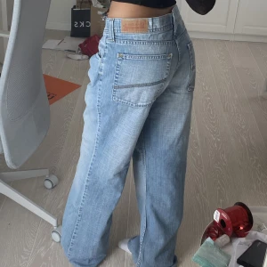 lowwaist jeans lee - säljer ett par baggy jeans från lee då de tyvärr va för stora på mig! midjemått ca 46 tvärs över (jag har 39~). jättefin färg dock och inga defekter!💓 funkar för både tjejer och killar! dm för frågor/bilder💓