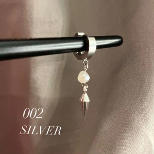 002 silver - Detta är våra 002 silver, de kostar 79kr för ett örhänge och 139kr för ett par❤️💋🌟 Beställ i insta DM