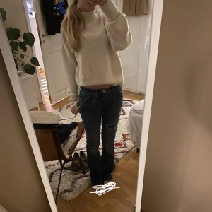 & other stories stickad tröja  - Jättefin vit stickad tröja från & other stories perfekt till hösten, ordinarie pris är 390 säljer då den inte kommer till användning ❤️pris kan diskuteras 