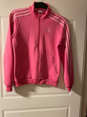 Kofta - En ljusrosa adidas kofta