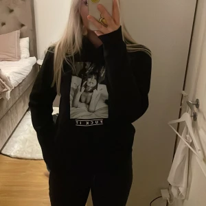 Svart hoodie med tryck  - Svart hoodie med tryck, tror den är köpt från Zalando , storlek s, använd fåtal gånger så den är fortfrande lurvig och har ett najs material så den är så gott som ny , priset kan diskuteras 