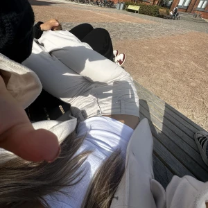 Cambio Byxor  - Jag säljerdessa Cambio byxor som jag ändast haft på mig en gång! köpte de för 700kr!!  Jag är 174 och de är ända ner till marken på mig!! 