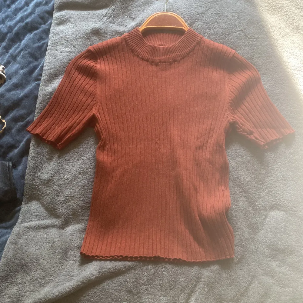 Superskön och fin tröja från GinaTricot. Aldrig använd. Perfekt för hösten! Storlek XS. T-shirts.