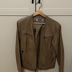 Skinnjacka - Äkta skinn jacka. Passar dig som har S/M. Använd några gånger, men i god skick.