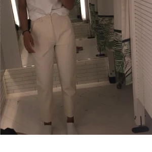 Beiga byxor - Säljer ett av minna favvo jeans, tyvärr för små:/. Så snygga och inga tecken på användning☺️🤩 