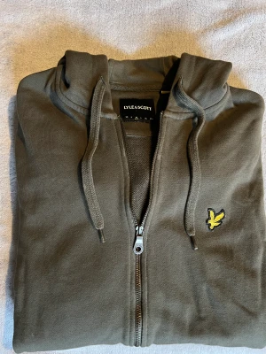 Lyle&Scott Hoodie - Hej! Säljer en Lyle&scott hoodie i storlek M. Den är jättebra skick och köpt på Boozt.   Hör av dig vid frågor