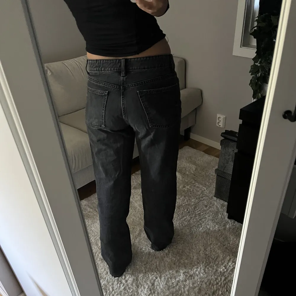 Säljer dessa jätte fina jeans då de är lite stora på mig, köpte de förra året och det är ingen skada på byxorna💕 Det är storlek 40 och jag har i vanliga fall storlek 38. Jeans & Byxor.