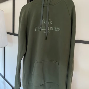 Peak performance hoodie  - Snygg, väldigt sparsamt använd peak performance hoodie. 
