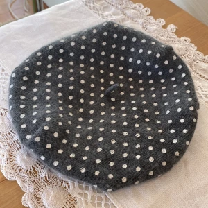 80-tals basker, XS - Retro vintage basker, angorina, grå färg med tryck av vita prickar.