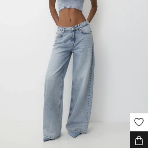 Baggy jeans pull&bear - Skitnajs baggy jeans från pull&bear. Dom e tyvärr för stora för mig så jag har köpt ett par mindre nu. Kan skicka fler bilder om någon vill ha! Bara testat dom framför spegeln å tyvärr dragit bort lappen, men aldrig haft på mig dom ute! :)