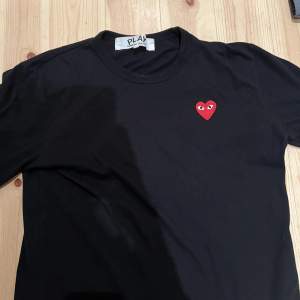 Comme des garcons sweatshirt  Ny pris 995 kr Sprasamt använt.  Pris kan diskuteras vid snabb affär.  