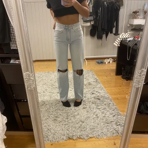 Jeans Ginatricot  - Snygga jeans med hål i knäna  Storlek 36