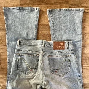 Lågmidjade bootcut guess jeans  - Lågmidjade bootcut guess jeans i superfin färg! 