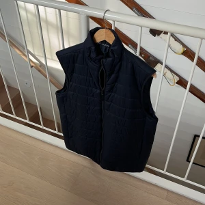 Helt ny oanvänd zaraväst - Helt ny zara väst köpt i butik. Oanvänd då den är för stor för mig. Skick 10/10. Skriv gärna om ni är intresserade eller undrar något!