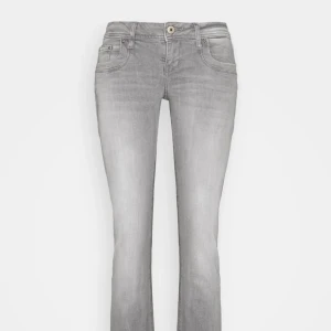 Ltb jeans ”valerie” grå - Säljer mina gråa ltb jeans i modellen då de inte kommer till användning längre. Storleken är 32x36 så de är alltså väldigt långa. Midjemåttet är 32 vilket motsvarar typ M/L. 