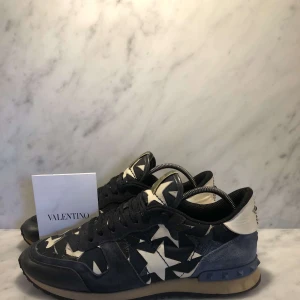 Valentino rockrunner  - Säljer dessa riktigt feta valentino rockrunners. Nypris 8120kr! Skick 8/10 hör av er vid eventuella frågor!