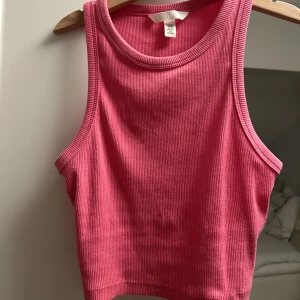 Rosa topp - Säljer denna rosa topp från hm, knappt använd och är i mycket gott skick 