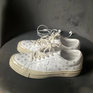 Converse sneakers - Säljer nu dessa superfina och speciella converse då de inte riktigt kommer till användning. Använda 1 gång. Pris går att diskutera