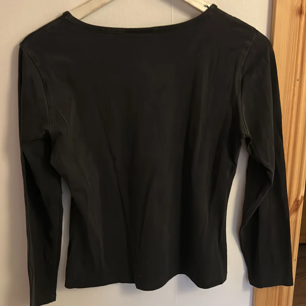 Säljer en jätte fin D&G tröja med en fin design i fram!! Det står att storleken är XL men den sitter som M. Skriv privat om ni vill ha fler bilder eller mer information! Köparen står för frakten.. Neuletakit & Villapaidat.