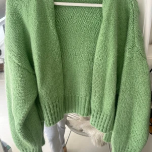 kofta från zara - jättefin grön kofta från zara, helt som ny! har den i storlek L men känns som storlek S då jag ville ha den något mer oversized än den i min storlek