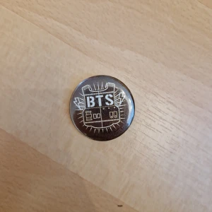 BTS pin - Pin med BTS gamla logga, kpop.  Kan även skickas som brev, då blir frakten endast 15 kr, skriv så fixar vi det! 🥰