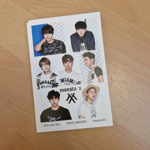 MONSTA X postcard set - En liten mapp med postcards och stickers med MONSTA X, kpop. Det enda som saknas är ett ark med klistermärken, annars mycker fint skick!