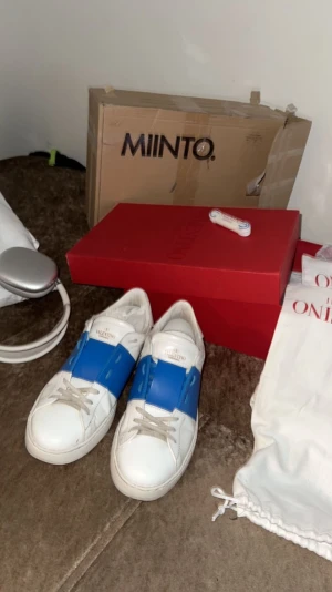 Blåa valentino  - Säljer mina jättesnygga Valentinos, dem är fåtal gånger änvanda. Kvitto, dustbag och box finns. Strlk 42 