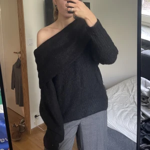 Stickad tröja  - Off shoulder. Okej skick😊