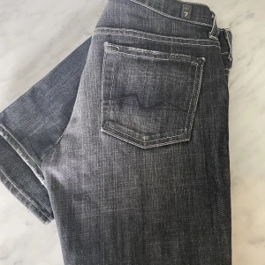 Lågmidjade jeans! - Lågmidjade jeans från seven for all mankind köpta p sellpy för 800 säljer för 300,skriv för fler bilder 🫶🏻