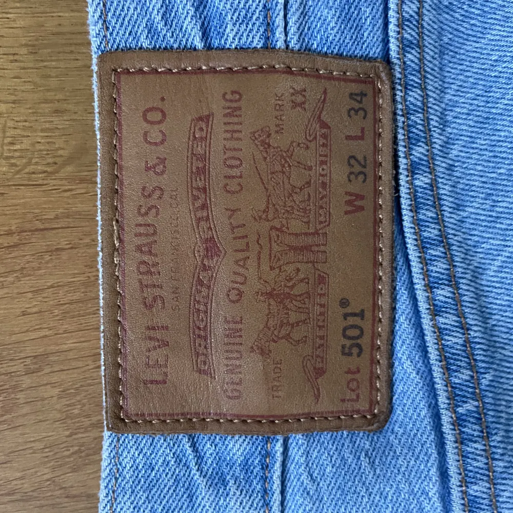 Ett par ljusblå Levi's 501. I princip oanvända, nyskick. Storlek 32/34.  Hör av er vid frågor! Mvh Jonatan. Jeans & Byxor.