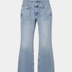 Ljusblåa bootcut midrise milla jeans från weekday i strl 25/32💖