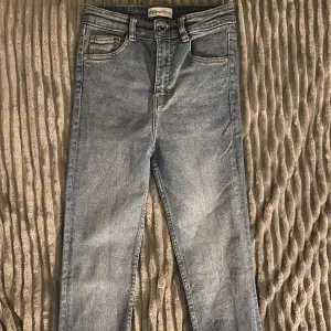 Högmidjade skinny Jeans från Zara i storlek 36