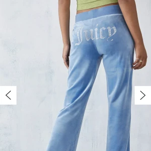 Juicy Couture set Ljusblått - Säljer sett Juicy set, det är använt men fortfarande bra kvalitet, kan skicka fler bilder privat ! Storleken är xs på både tröjan och byxorna !!