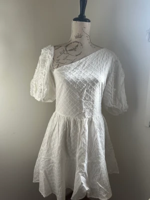 Studentklänning - Säljer en studentklänning som aldrig kom till användning från sabo skrit 💕 lappen är kvar på och oanvänd💗