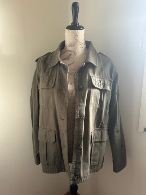 Militärgrön jacka  - Jacka som inte kommer till användning 