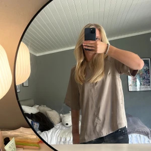 t-shirt - säljer denna 3/4 tröjan då den inte kommit till den användningen jag trott. Har en brun/grå/guldig färg. Köptes för ca ett halvår sen. Inga defekter❤️❤️ 