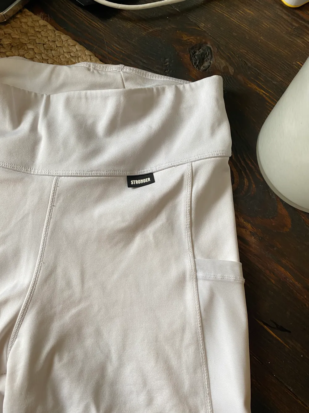 Vita shorts från stronger med ”mesh” fickor vid sidorna! Fint skick :)   Passar även S. . Shorts.