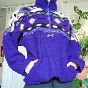 Djup lila vintage fleece - Vintage 80s fleece jacket. Deep, electric purple with patern. Drawstring and zip-up. A real catch for the fall weather!  Thick and soft fleece 🫶  See measurements in last photo 
