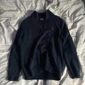 Ralph Lauren Half-Zip - Säljer min skitsnygga mörkblåa Ralph Lauren Half-zip för ett bra pris! BYTER GÄRNA TILL SIZE M! Säljer den för att den är lite för liten! Bara att skicka iväg ett DM för frågor 😄