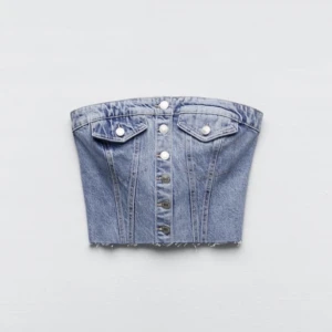 Zara jeans top - Jättesnygg topp från zara i storlek S. Använd några få gånger bara, så i fint skick! 100kr + frakt!