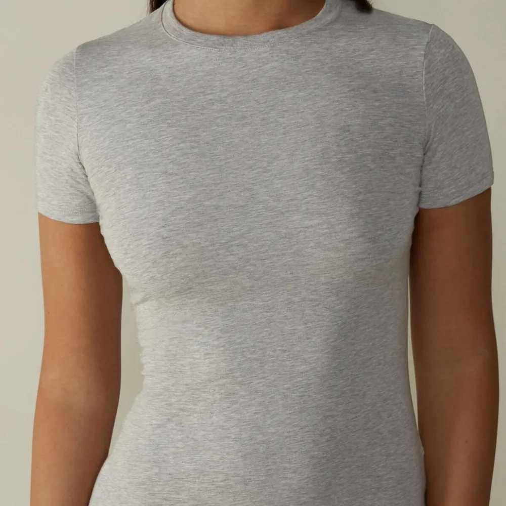 Säljer min intimissi gråa tshirt som är endast använd 1 gång. Storlek S, inga defekter. Ser ut som helt ny. Köpte för 249, säljer för 180 kr.. T-shirts.