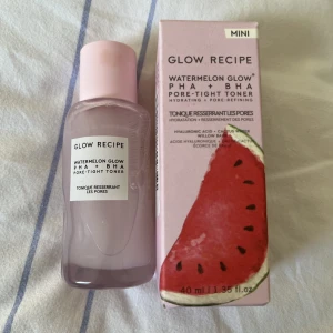 Glow Recipe Toner - Säljer denna mini Glow recipe toner 💗 använd cirka 3 gånger! Köpt i USA, kommer tyvärr inte till användning 💗