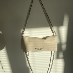 Zadig beige - FAKE Zadig väska, endast använd en gång och fortfarande i nyskick🙌 säljs eftersom den inte kommer till användning då jag har andra väskor jag gillar mer🫶