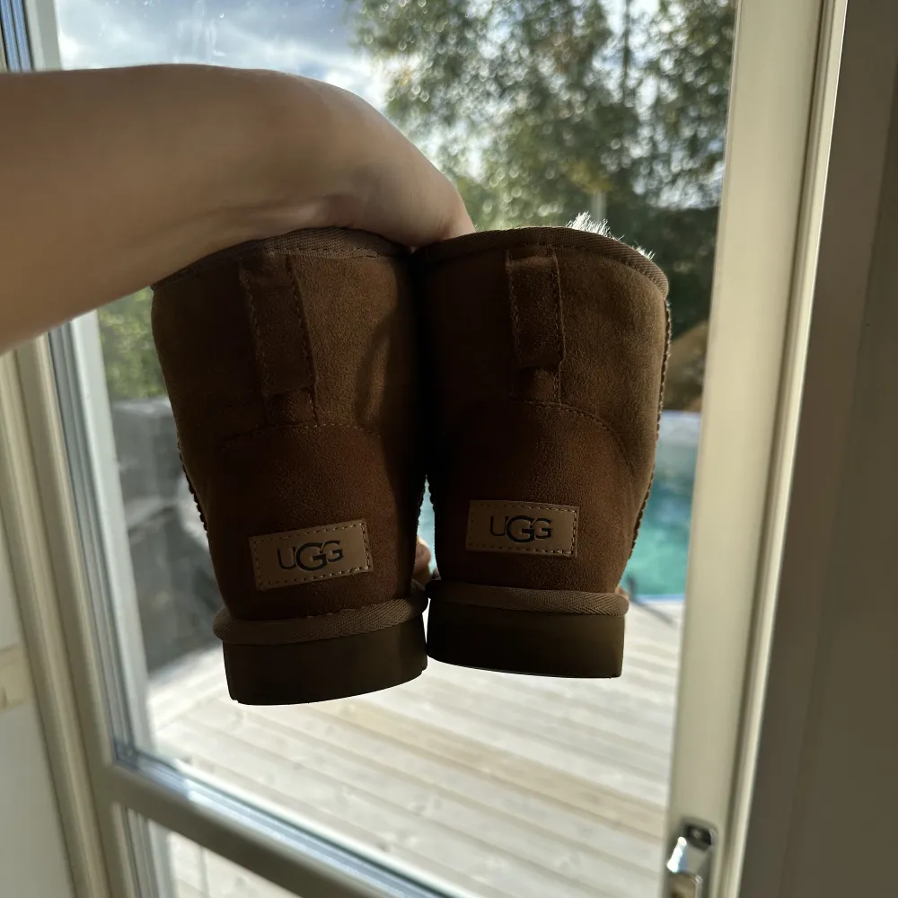 Säljer mina älskade nyinköpta UGGS pga köpte fel storlek. Jag är vanligtvis 40 men köpte 39 för jag testade med nylonstrumpor. Använda några få gånger men dom känns lite små. Väldigt bra skick, impregnerade innan första användning. Ordinarie pris 2200kr🤍. Skor.