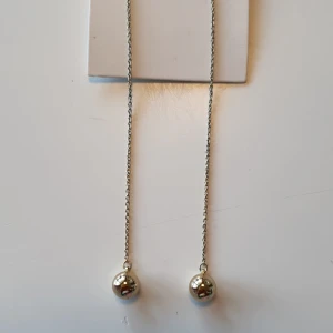 Örhängen guldpläterade  - Guldpläterade örhängen helt nya oanvända. 925silver under plätering  Pris 129kr